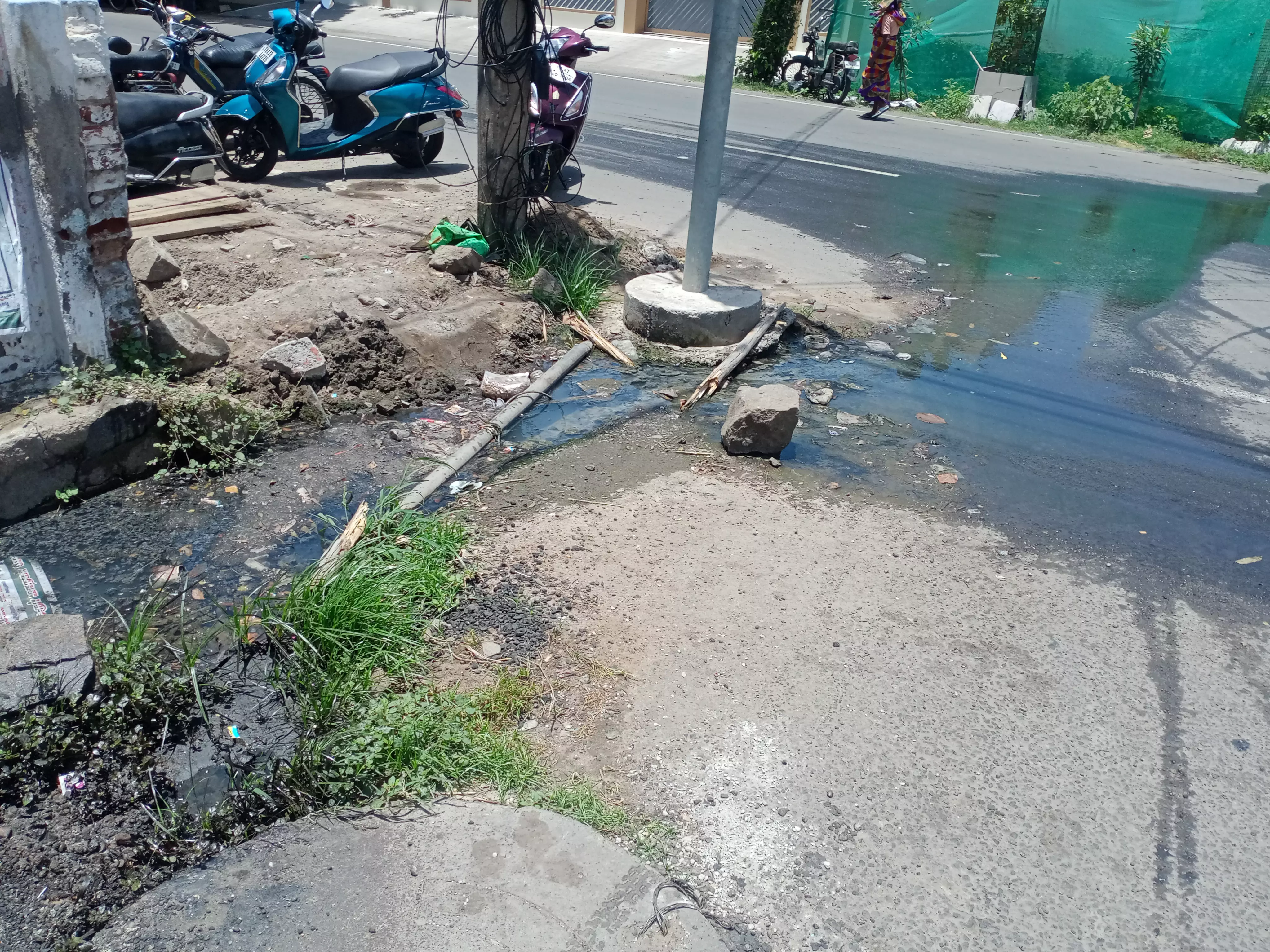 சாலையில் செல்லும் கழிவுநீர்