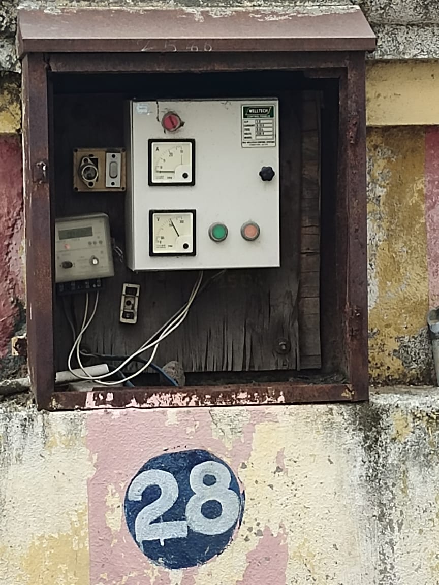 திறந்தநிலையில் மின் இணைப்பு பெட்டி திறந்தநிலையில் மின் இணைப்பு பெட்டி