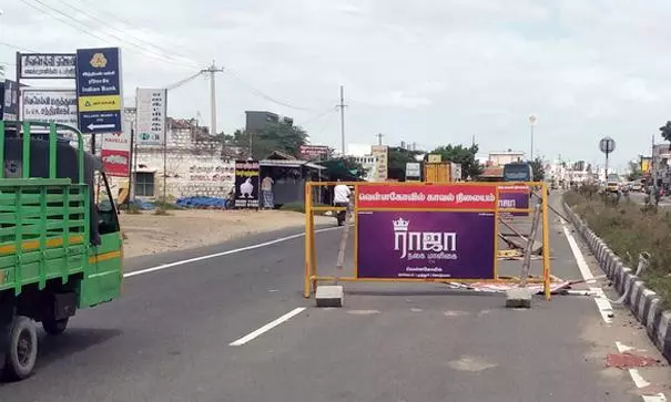 கிடப்பில் கிடக்கும் பழுதான சாலை