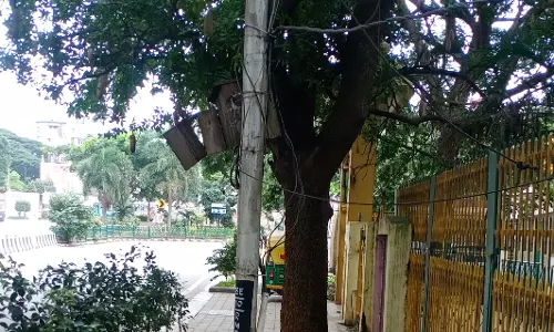 நடைபாதையில் தொங்கும் கேபிள் வயர்கள்