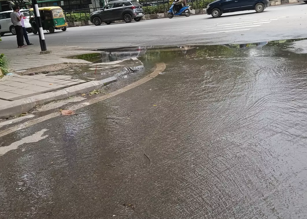 சாலையில் வழிந்தோடும் சாக்கடை கழிவுநீர்