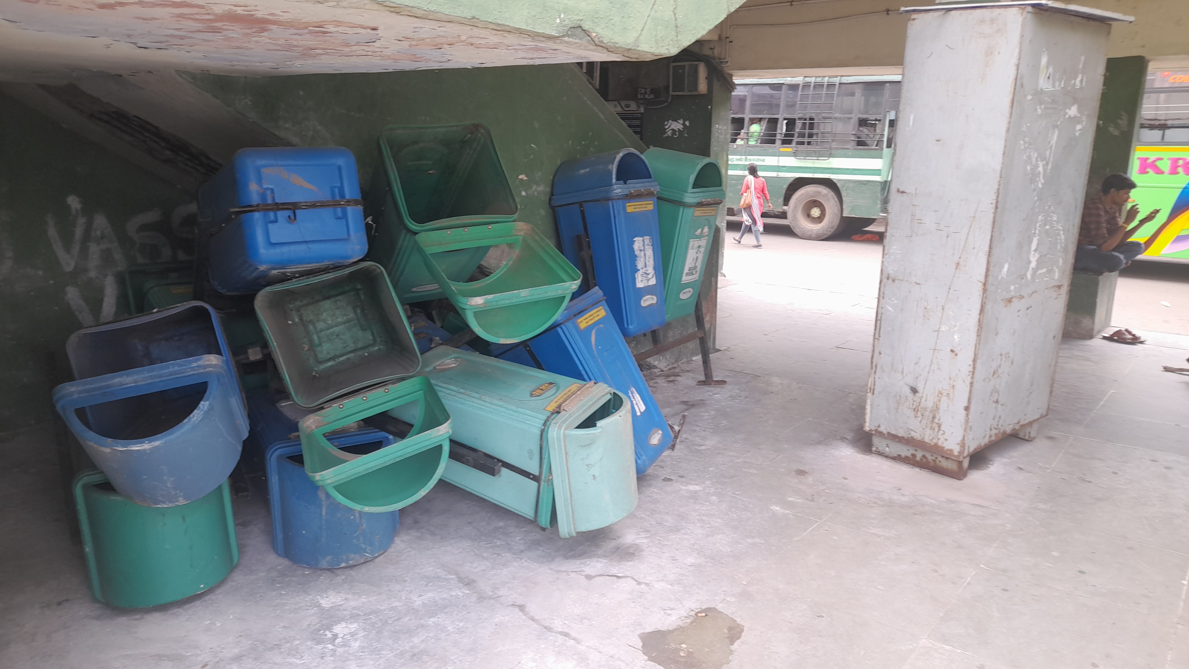 வீணாகும் குப்பை தொட்டிகள் வீணாகும் குப்பை தொட்டிகள்