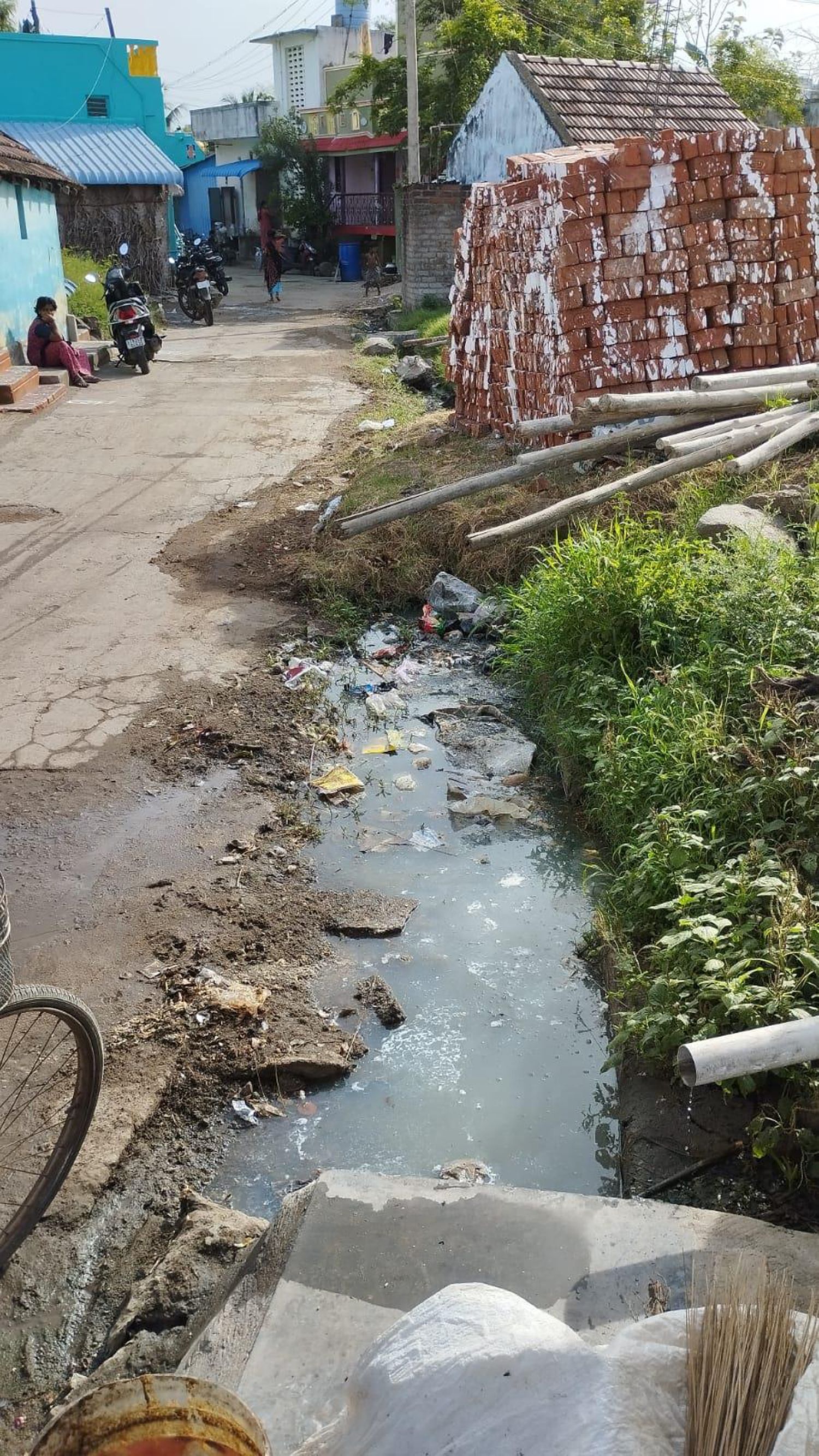 கழிவுநீர் கால்வாயை சீரமைப்பார்களா?