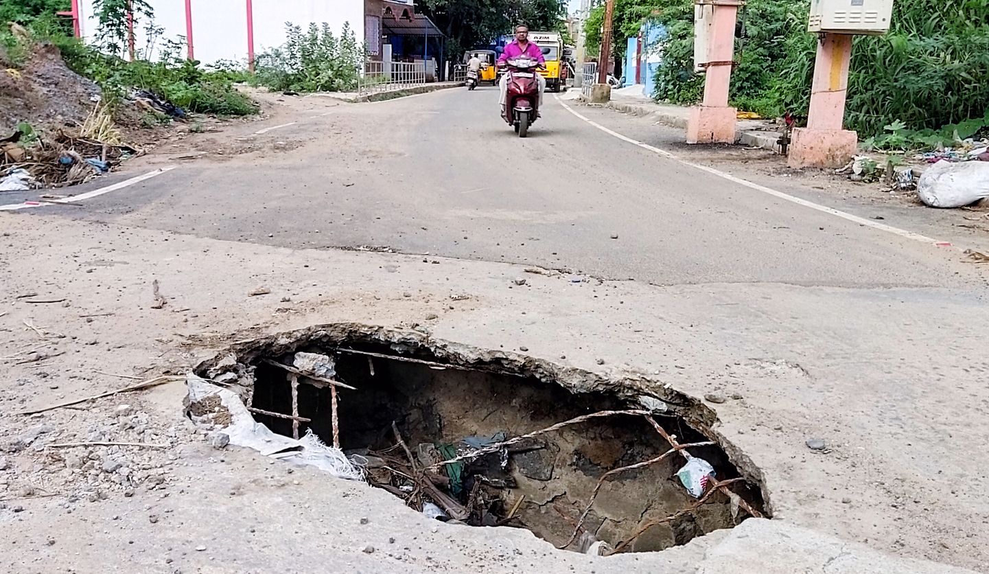 சிமெண்டு சிலாப் உடைப்பு சரி செய்ய வேண்டும்