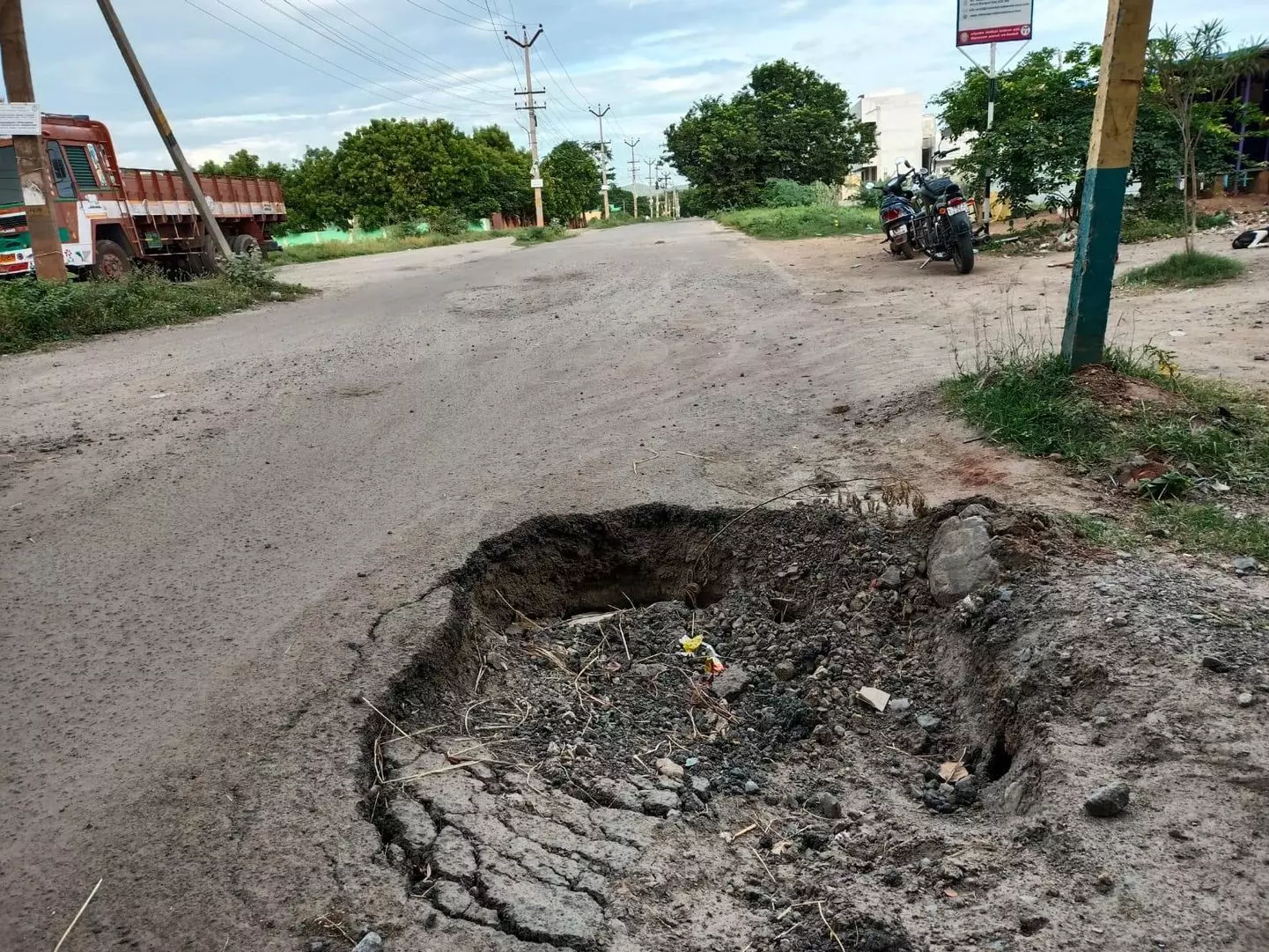 சாலையோரம் ஆபத்தான பள்ளம் சாலையோரம் ஆபத்தான பள்ளம்