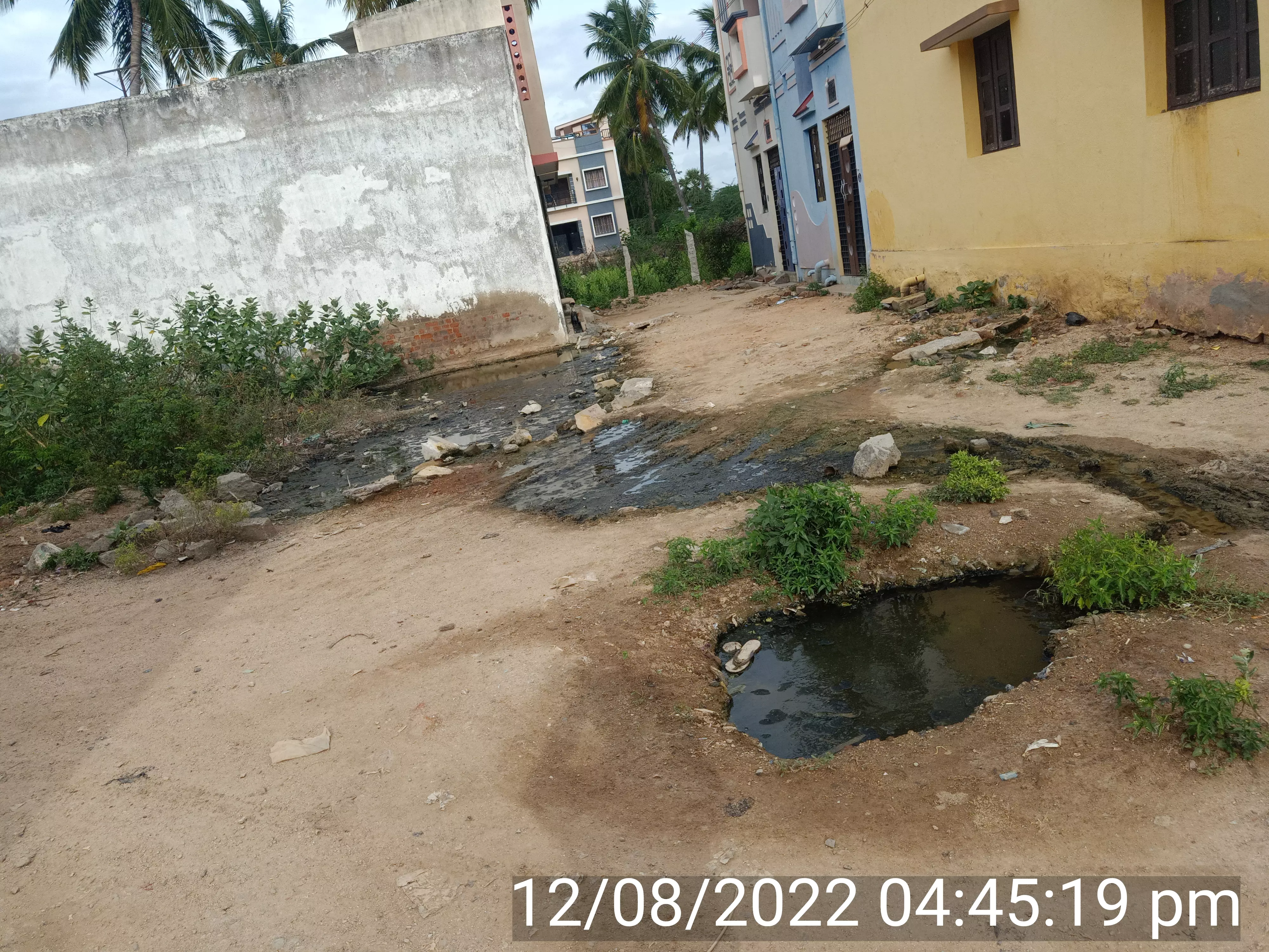 குடிநீர் இணைப்பில் கலக்கும் கழிவுநீர்