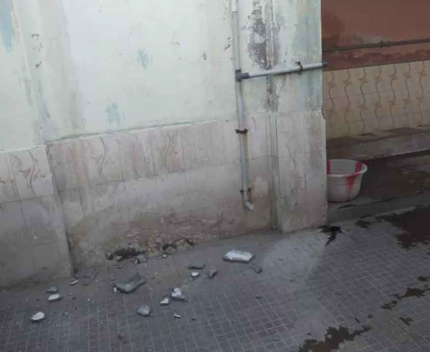 சிமெண்டு பூச்சுகள் கொட்டும் கட்டண கழிவறை