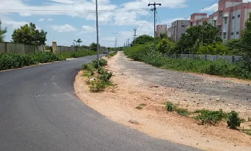 பாதியில் நிறுத்தப்பட்டுள்ள சாலை பணி