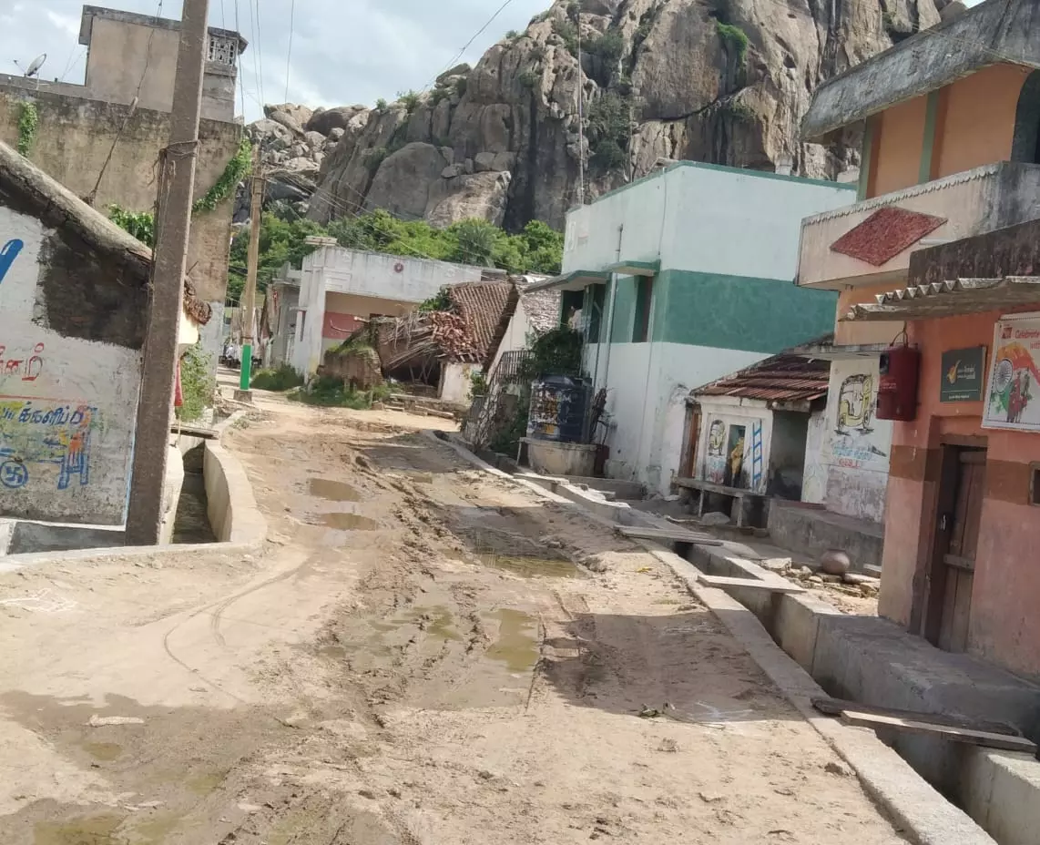 குண்டும், குழியுமான சாலை