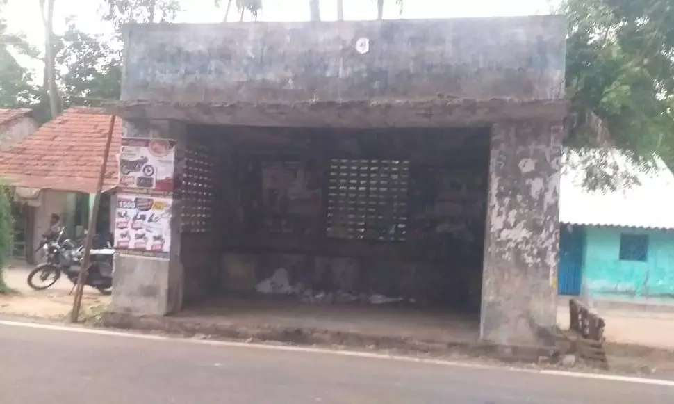 சமூகவிரோதிகளின் கூடாரமான பயணிகள் நிழற்குடை