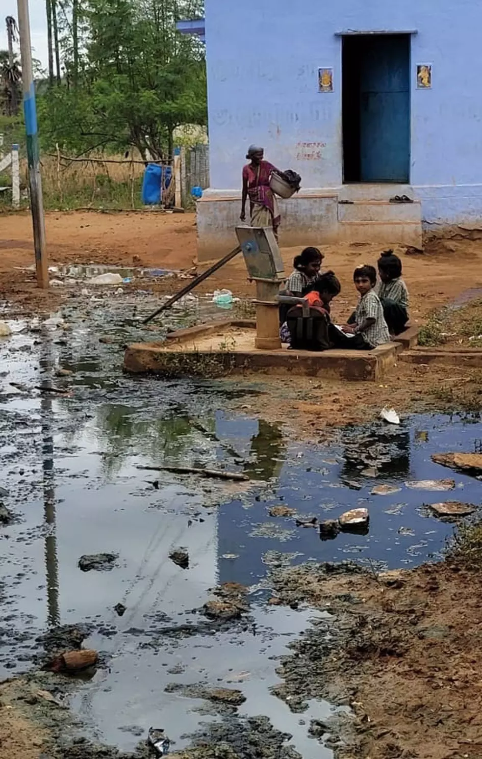 தேங்கி கிடக்கும் கழிவுநீர் தேங்கி கிடக்கும் கழிவுநீர்