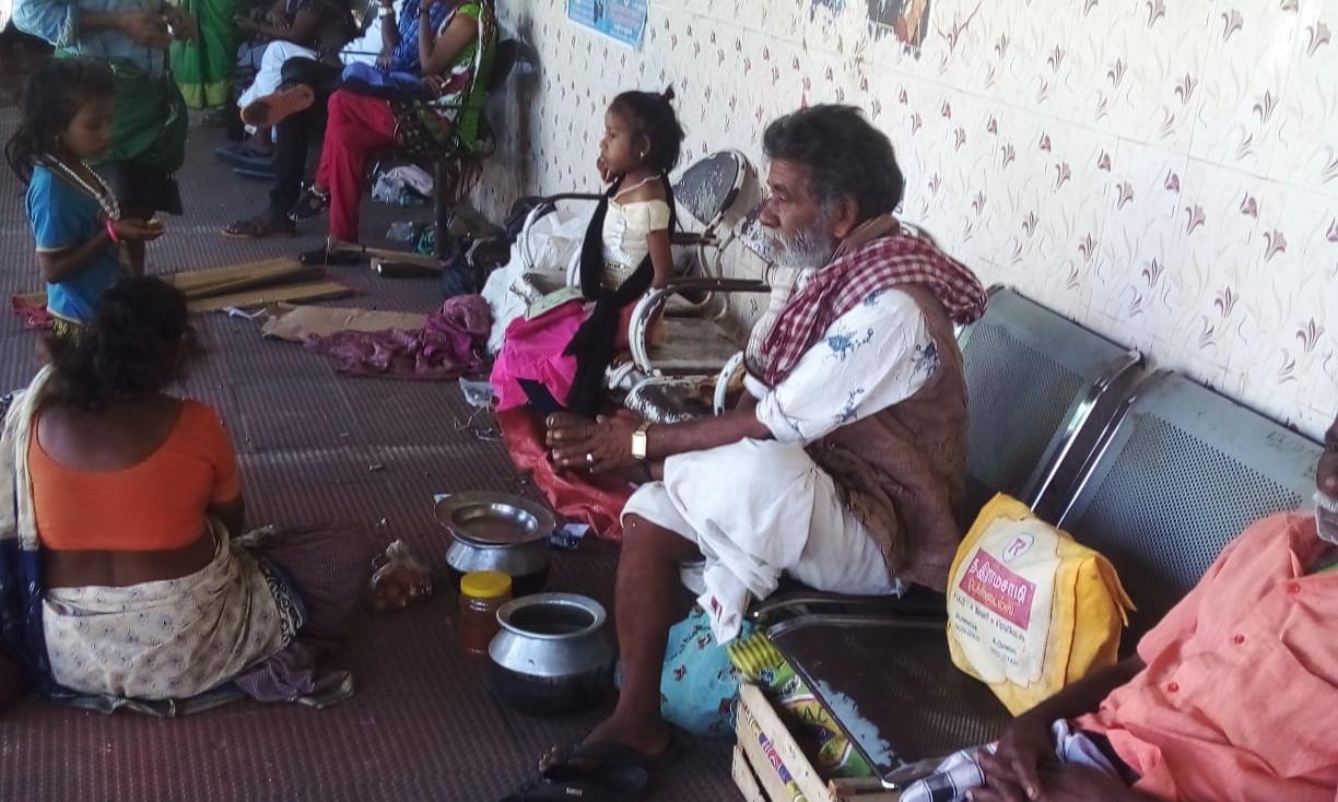 பஸ்நிலையத்தில் ஆக்கிரமிப்பு பஸ்நிலையத்தில் ஆக்கிரமிப்பு