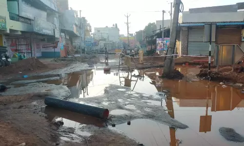 சாலையில் தேங்கி நிற்கும்குடிநீர்