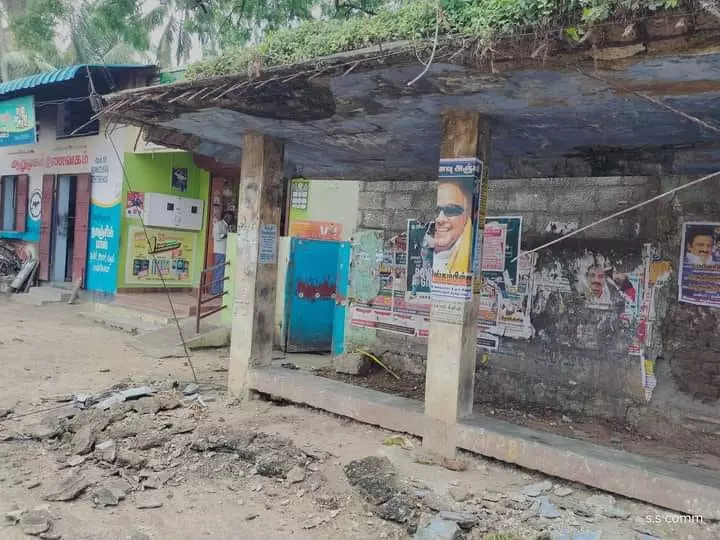 சேதமடைந்த நிழற்குடை