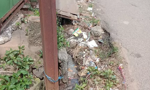 மின்கம்பத்தை மாற்ற வேண்டும் மின்கம்பத்தை மாற்ற வேண்டும்