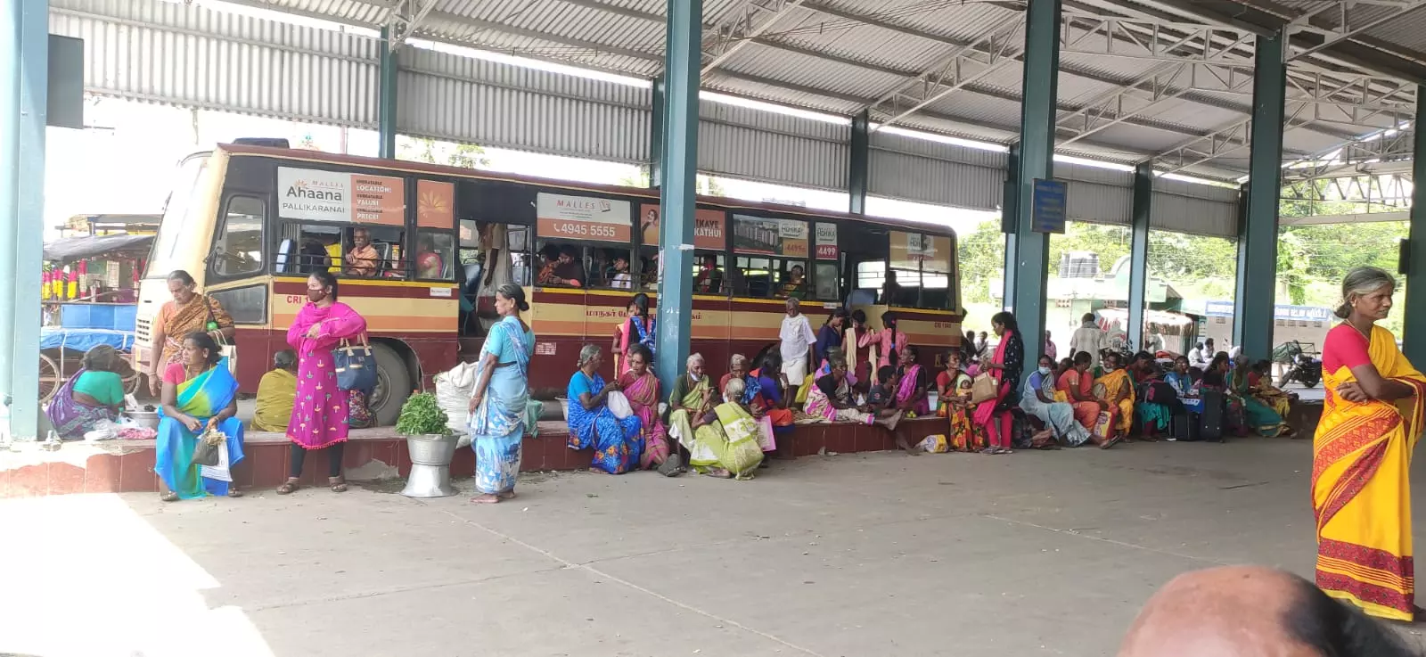 பஸ் நிலையத்தில் இருக்கை வசதிகள் இல்லை