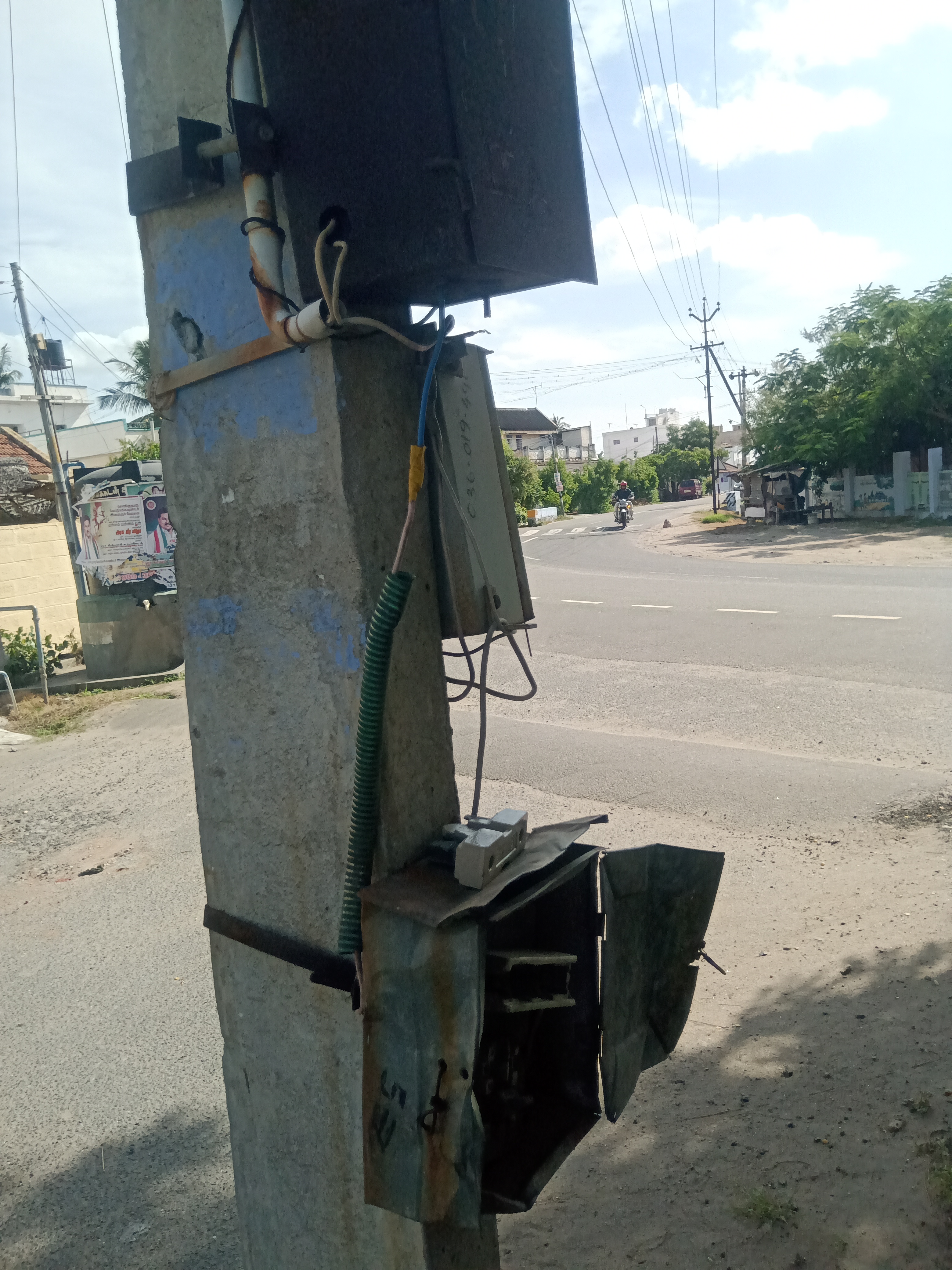 பாதுகாப்பற்ற மின்சாதன பெட்டி பாதுகாப்பற்ற மின்சாதன பெட்டி