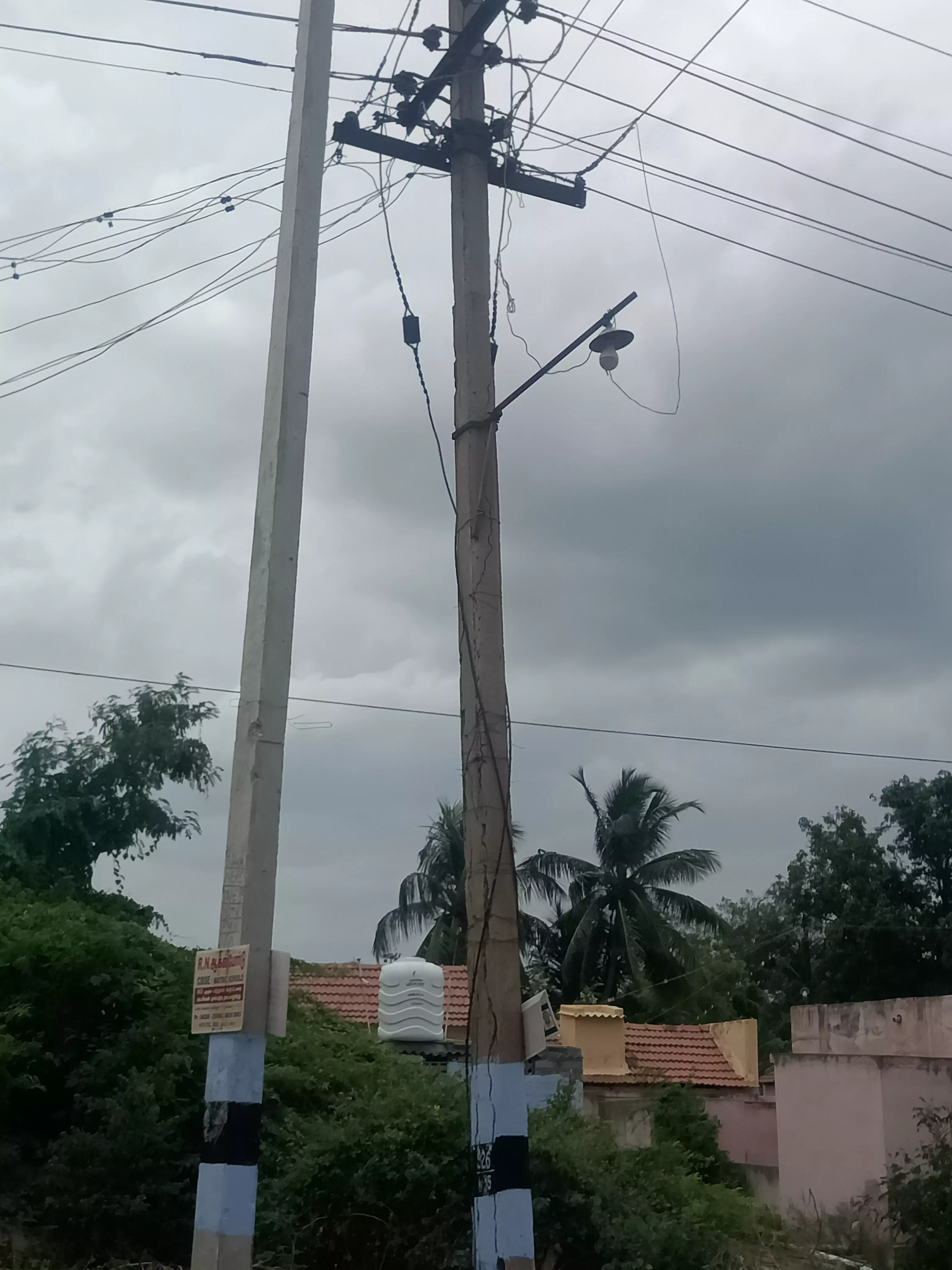 பயன் இல்லாத மின்கம்பம்