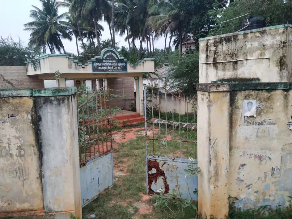 சேதமடையும் சுகாதார வளாகம்