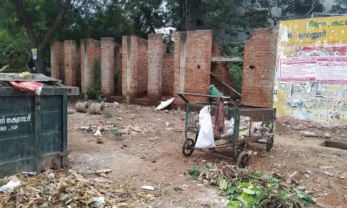 பாதியில் நிறுத்தப்பட்ட கட்டிட பணி