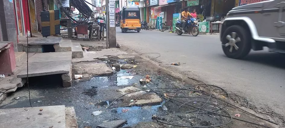 சாலையில் தேங்கும் கழிவுநீர்