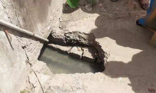 சேதம் அடைந்த கால்வாய் மூடி சேதம் அடைந்த கால்வாய் மூடி