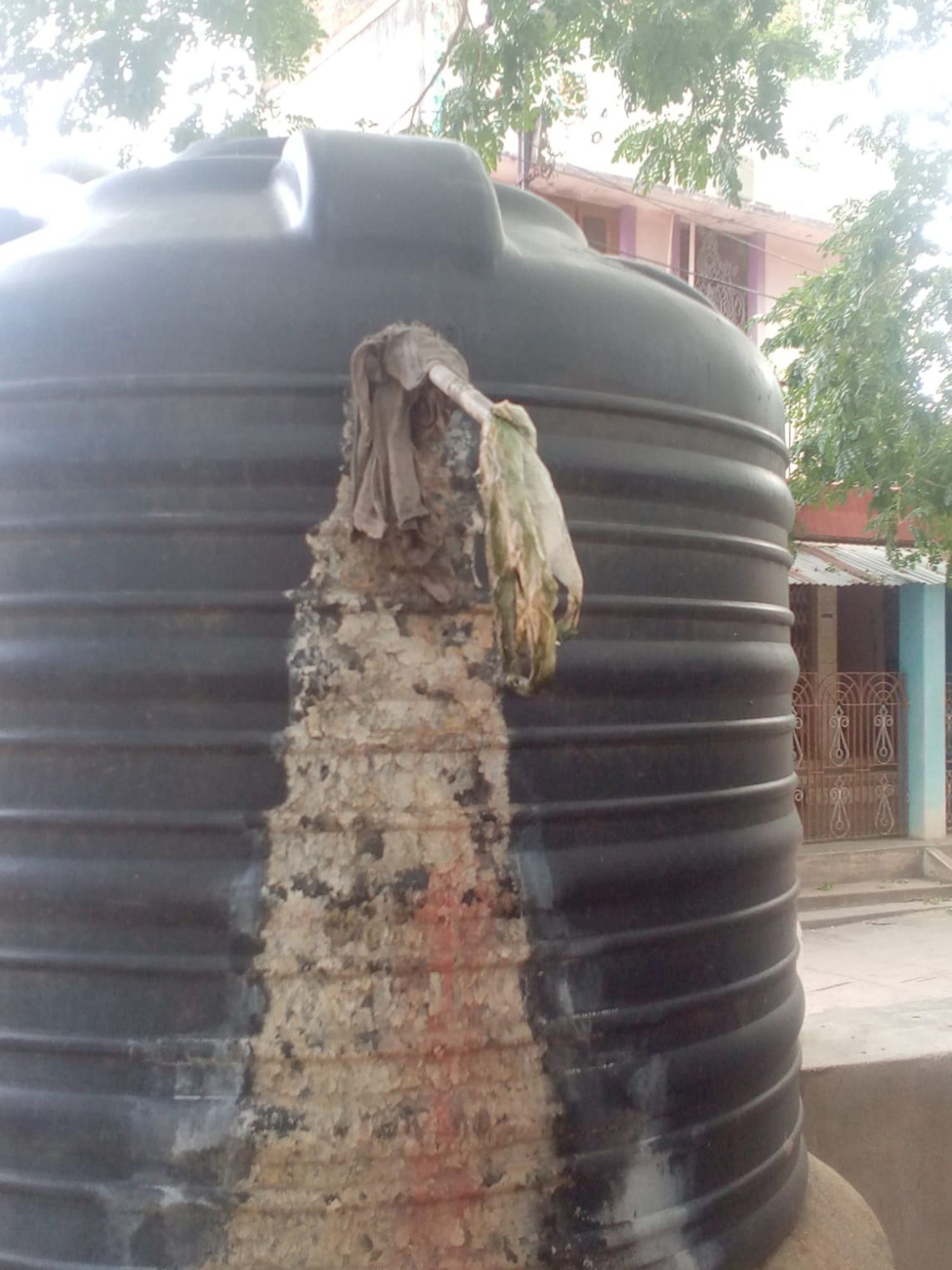 குடிநீர் தொட்டியை மாற்றுவார்களா?