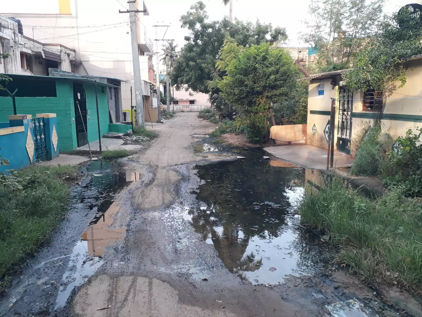 தெருவில் தேங்கும் கழிவுநீர்