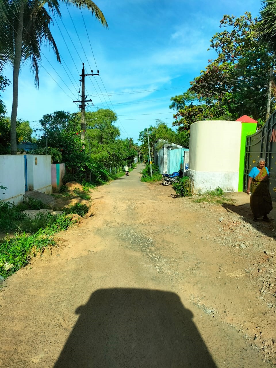 சாலையை சீரமைக்க வேண்டும் சாலையை சீரமைக்க வேண்டும்