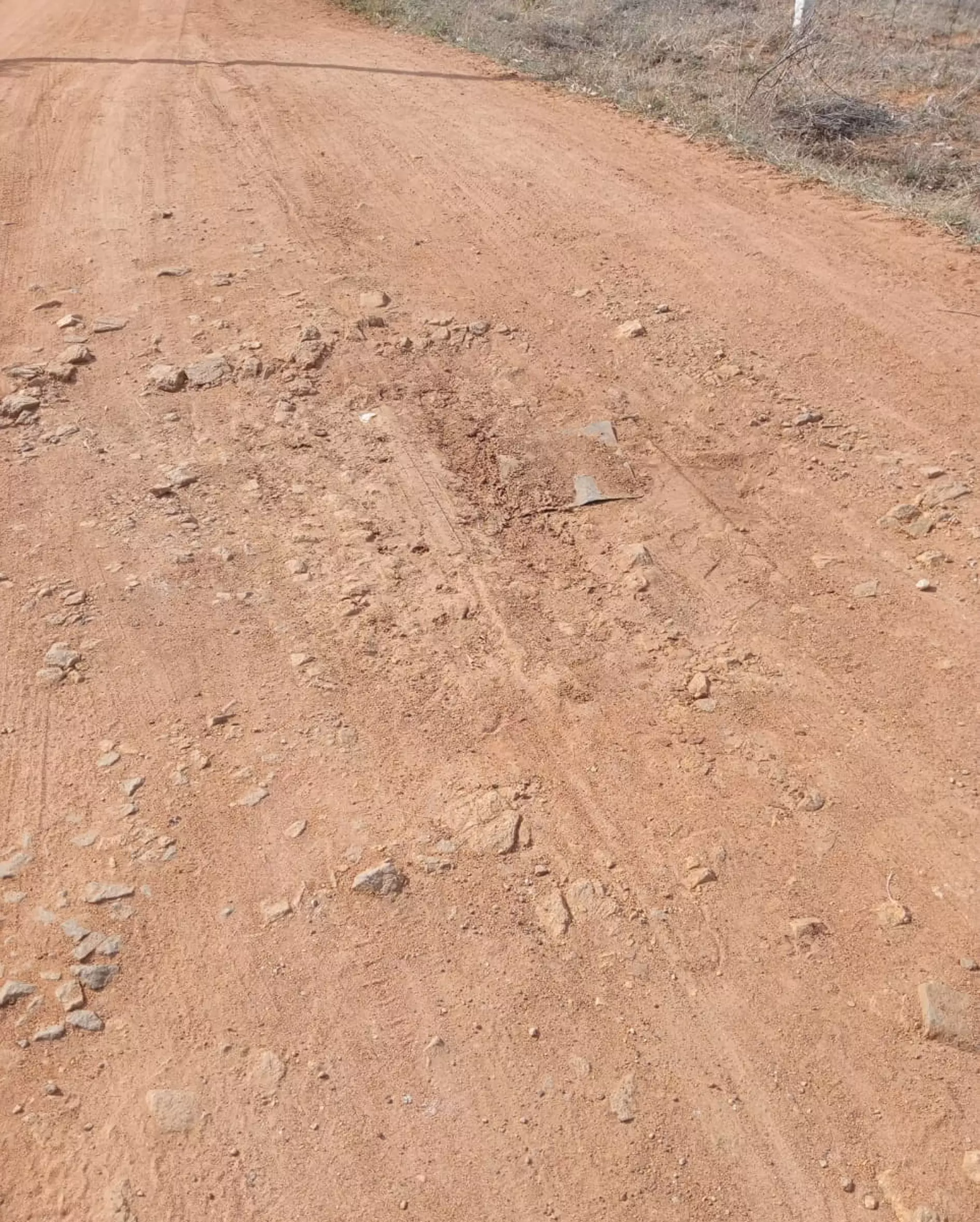 தார்சாலை அமைக்க வேண்டும்