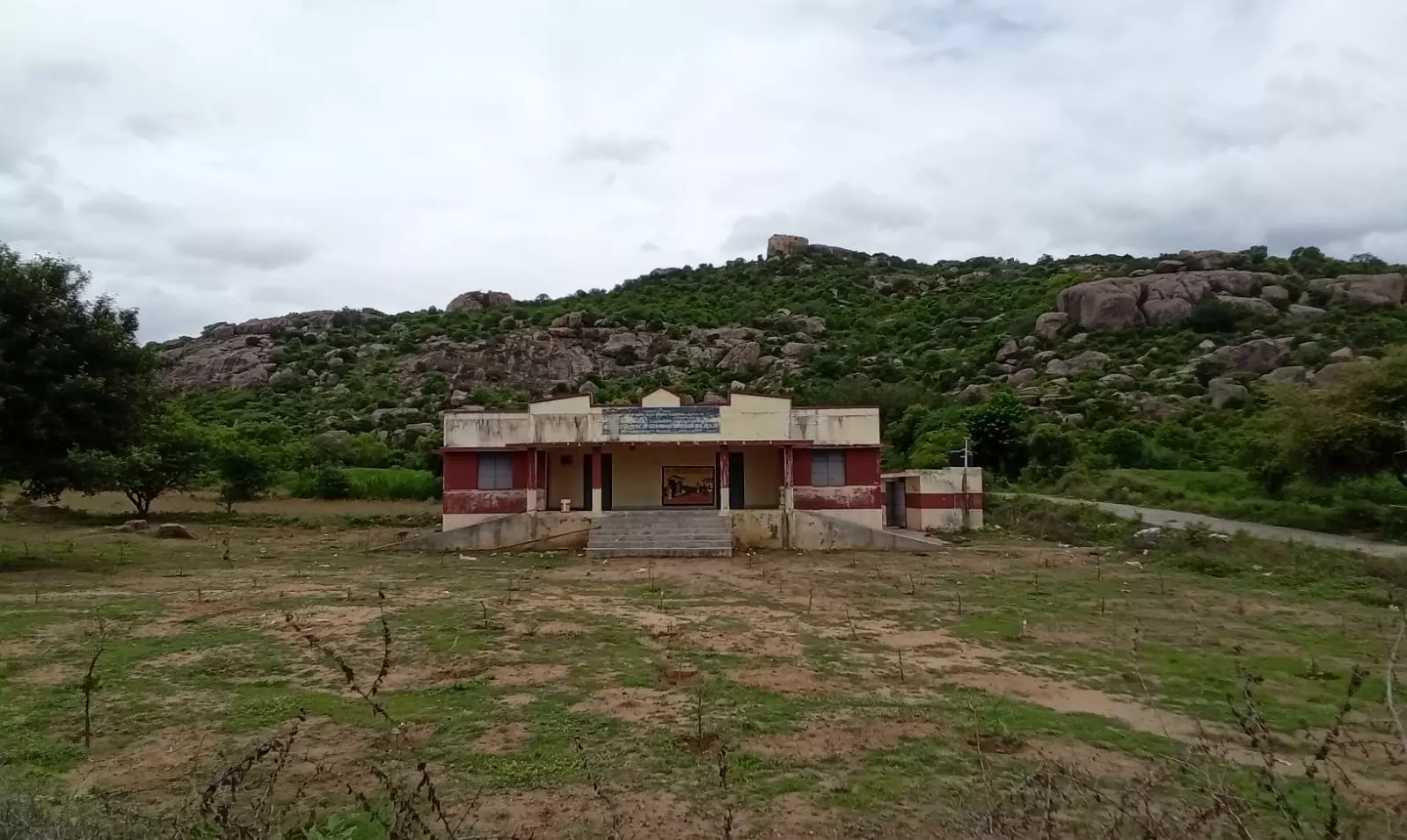 பூட்டி கிடக்கும் கிராம சேவை மைய கட்டிடம்