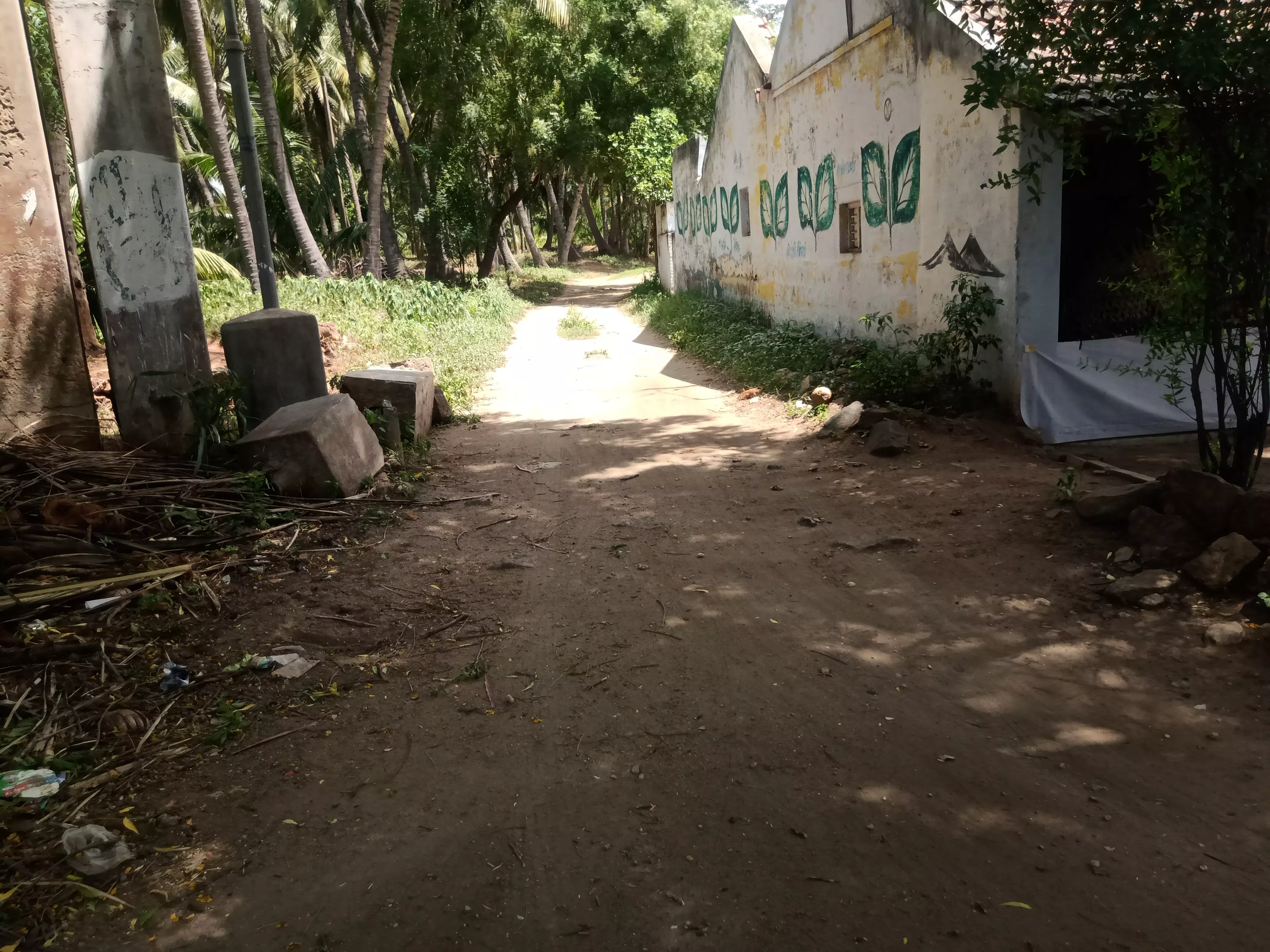 குண்டும், குழியுமான சாலை குண்டும், குழியுமான சாலை