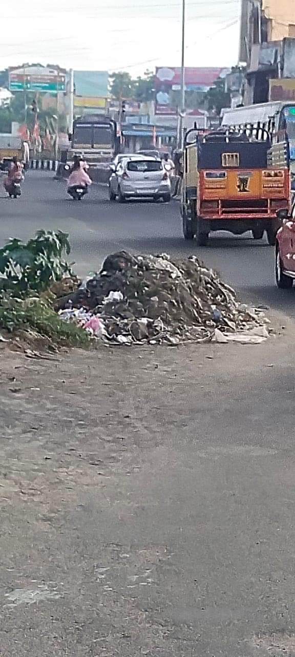 சாலையோரம் கொட்டப்பட்டுள்ள மண் சாலையோரம் கொட்டப்பட்டுள்ள மண்