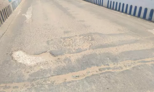 பாலத்தில் பள்ளம்