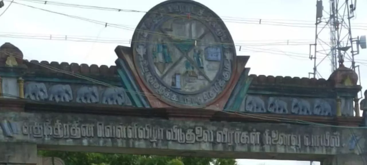 சிதிலமடைந்த நினைவு சின்னம்