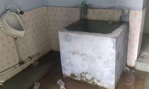 கழிவறையை திறக்க வேண்டும் கழிவறையை திறக்க வேண்டும்