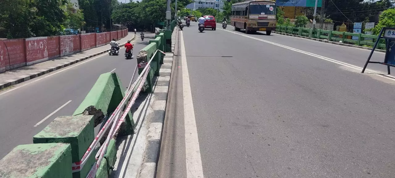 மேம்பால தடுப்புச்சுவர் சீரமைக்கப்படுமா? மேம்பால தடுப்புச்சுவர் சீரமைக்கப்படுமா?