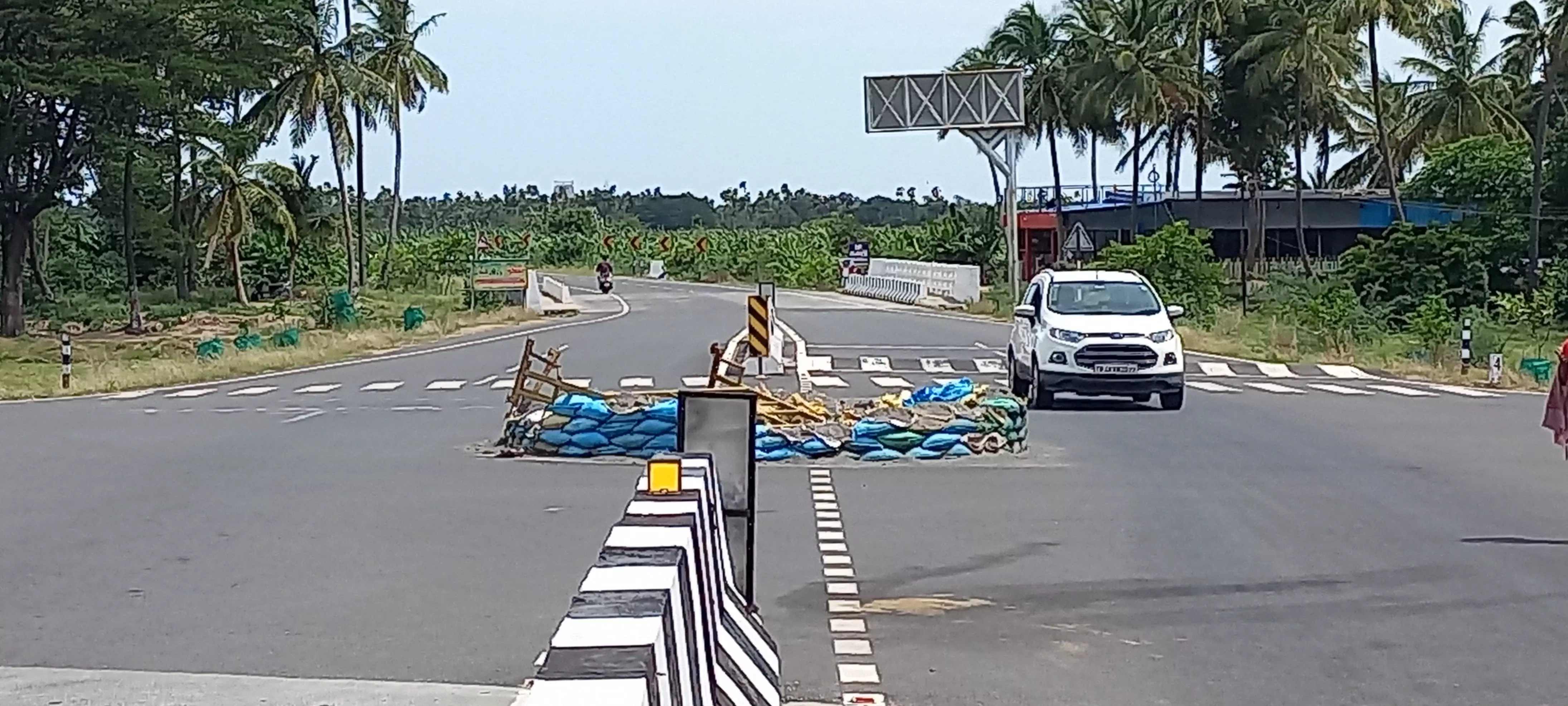 சாலை சந்திப்புகளில் பெயர் பலகை வைக்க வேண்டும் சாலை சந்திப்புகளில் பெயர் பலகை வைக்க வேண்டும்