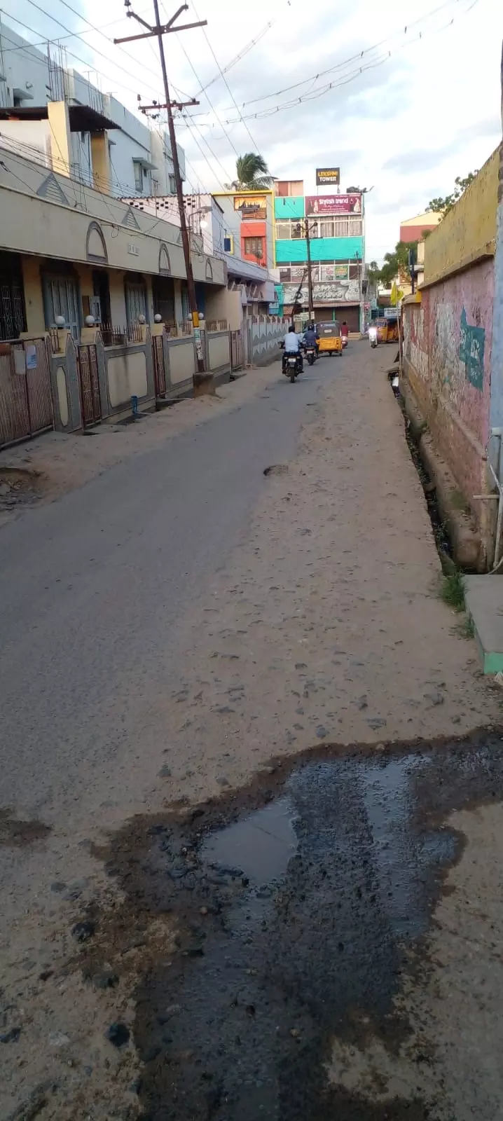 சேதமடைந்த சாலை சேதமடைந்த சாலை