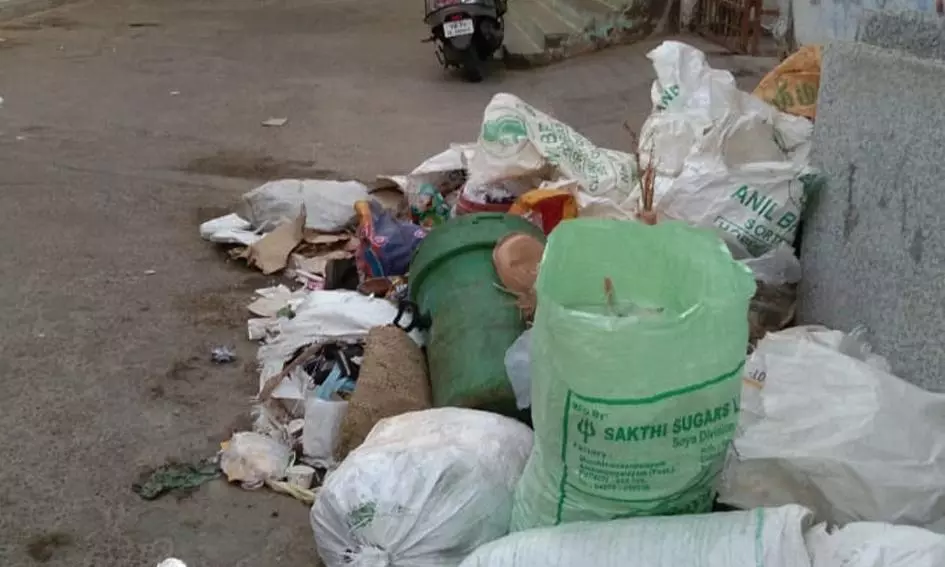 தேங்கும் குப்பைகளால் துர்நாற்றம்