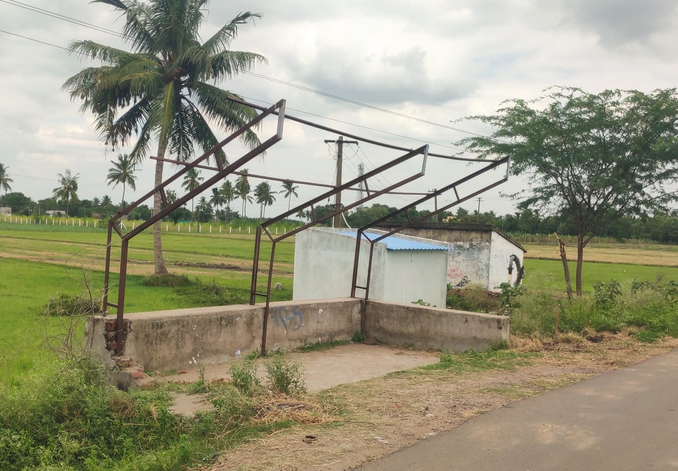 மேற்கூரையை இழந்த பயணிகள் நிழற்குடை