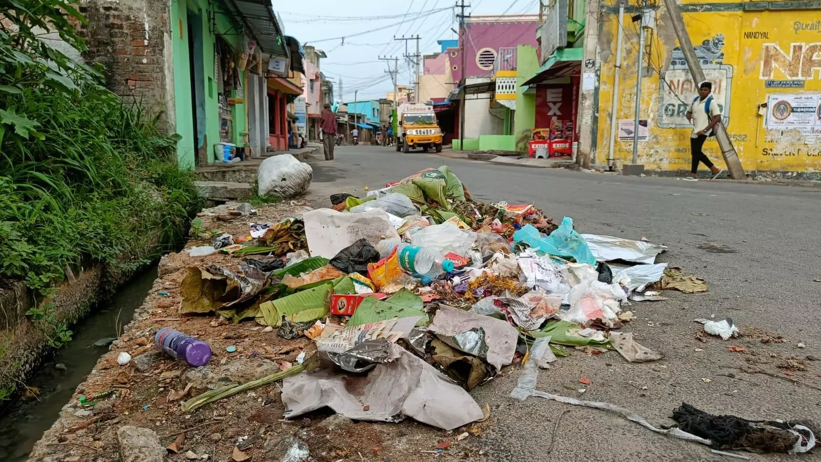 சாலையோரம் கொட்டப்படும் குப்பைகள் சாலையோரம் கொட்டப்படும் குப்பைகள்