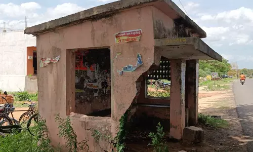 சேதம் அடைந்த பயணிகள் நிழற்கூடம் சேதம் அடைந்த பயணிகள் நிழற்கூடம்