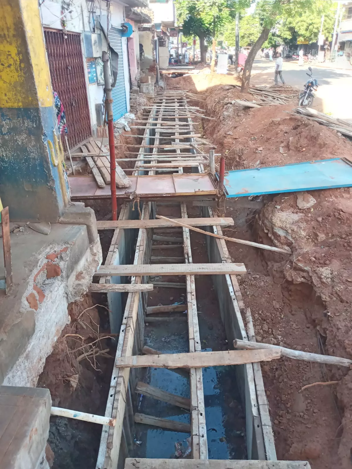 தாமதமாக நடக்கும் வடிகால் அமைக்கும் பணி