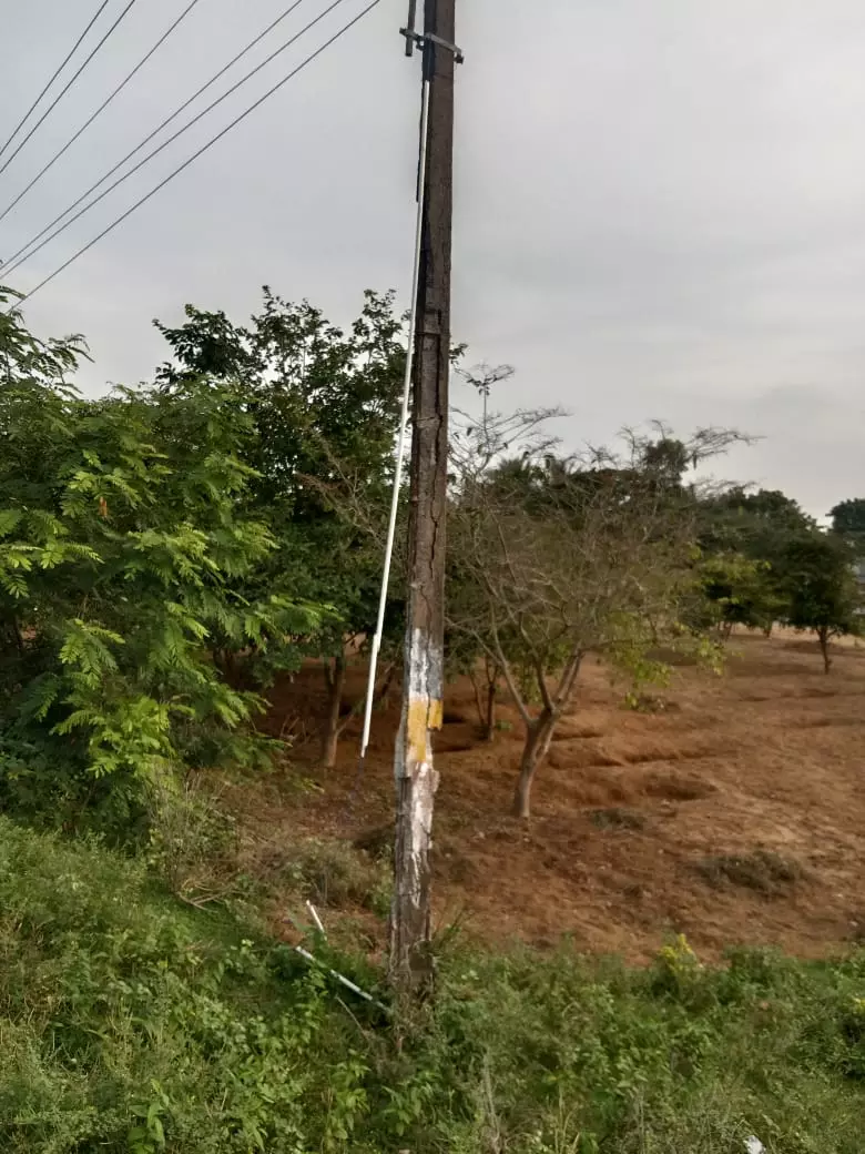 சேதமடைந்த மின்கம்பம் சேதமடைந்த மின்கம்பம்