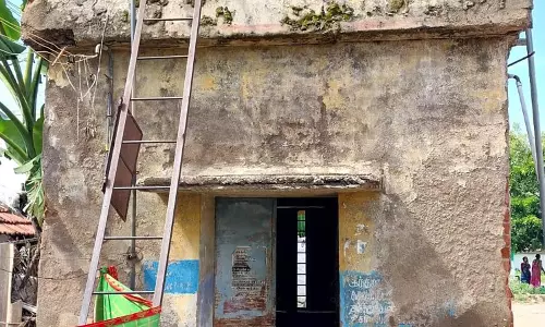 இடியும் நிலையில் தண்ணீர் தொட்டி