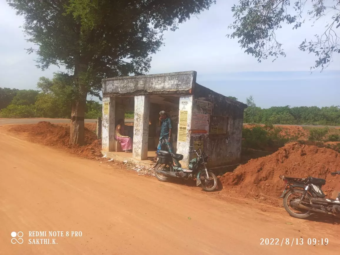 சீரமைக்கப்படாத பயணிகள் நிழற்குடை சீரமைக்கப்படாத பயணிகள் நிழற்குடை