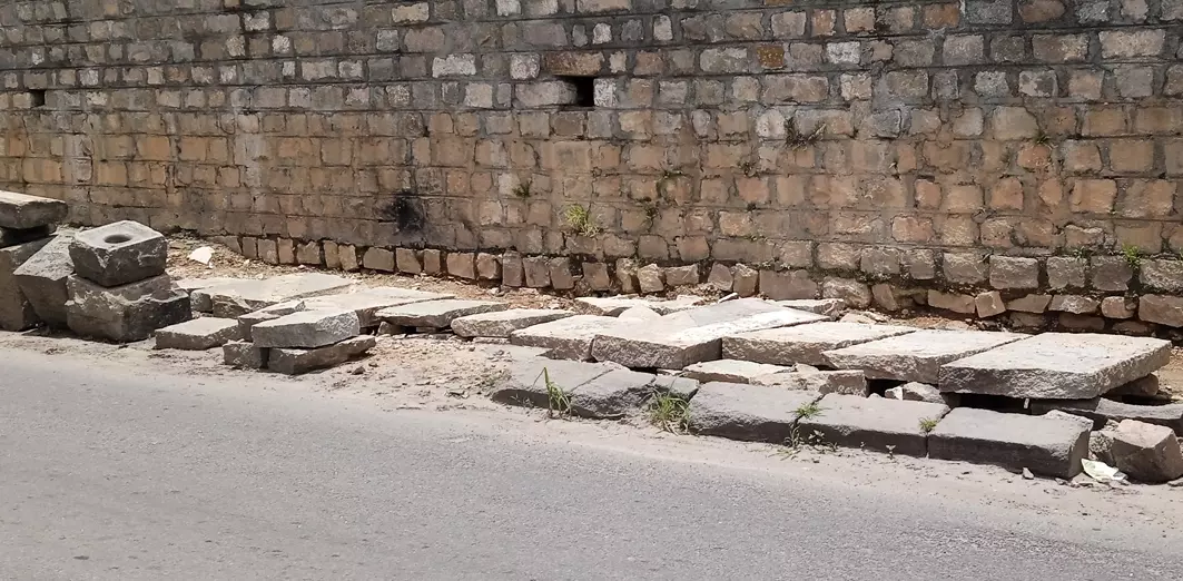 உடைந்து கிடக்கும் நடைபாதை உடைந்து கிடக்கும் நடைபாதை