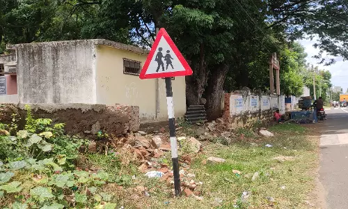 இடிந்து விழுந்த பள்ளி சுற்றுச்சுவர் இடிந்து விழுந்த பள்ளி சுற்றுச்சுவர்