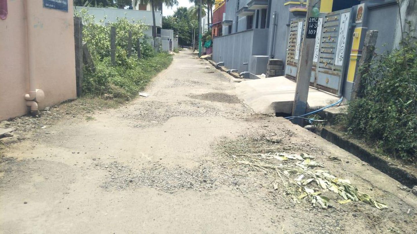 குண்டும் குழியுமான சாலை